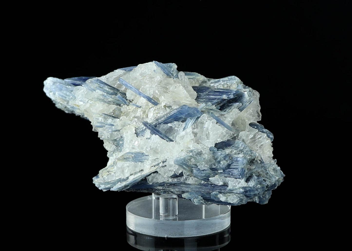 Cianita natural sobre cristal de cuarzo: energía curativa, tranquilidad y equilibrio