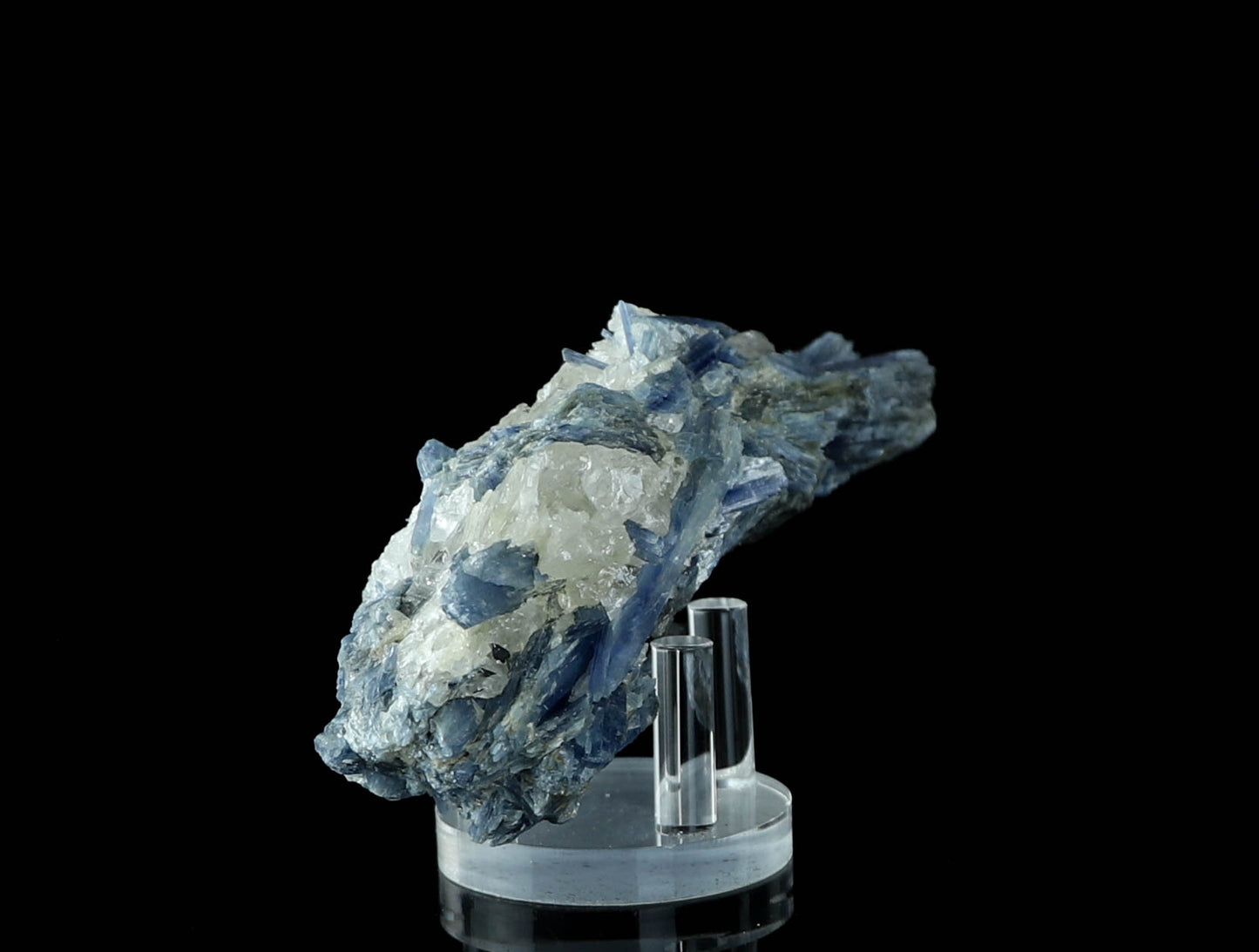 Cianita natural sobre cristal de cuarzo: energía curativa, tranquilidad y equilibrio