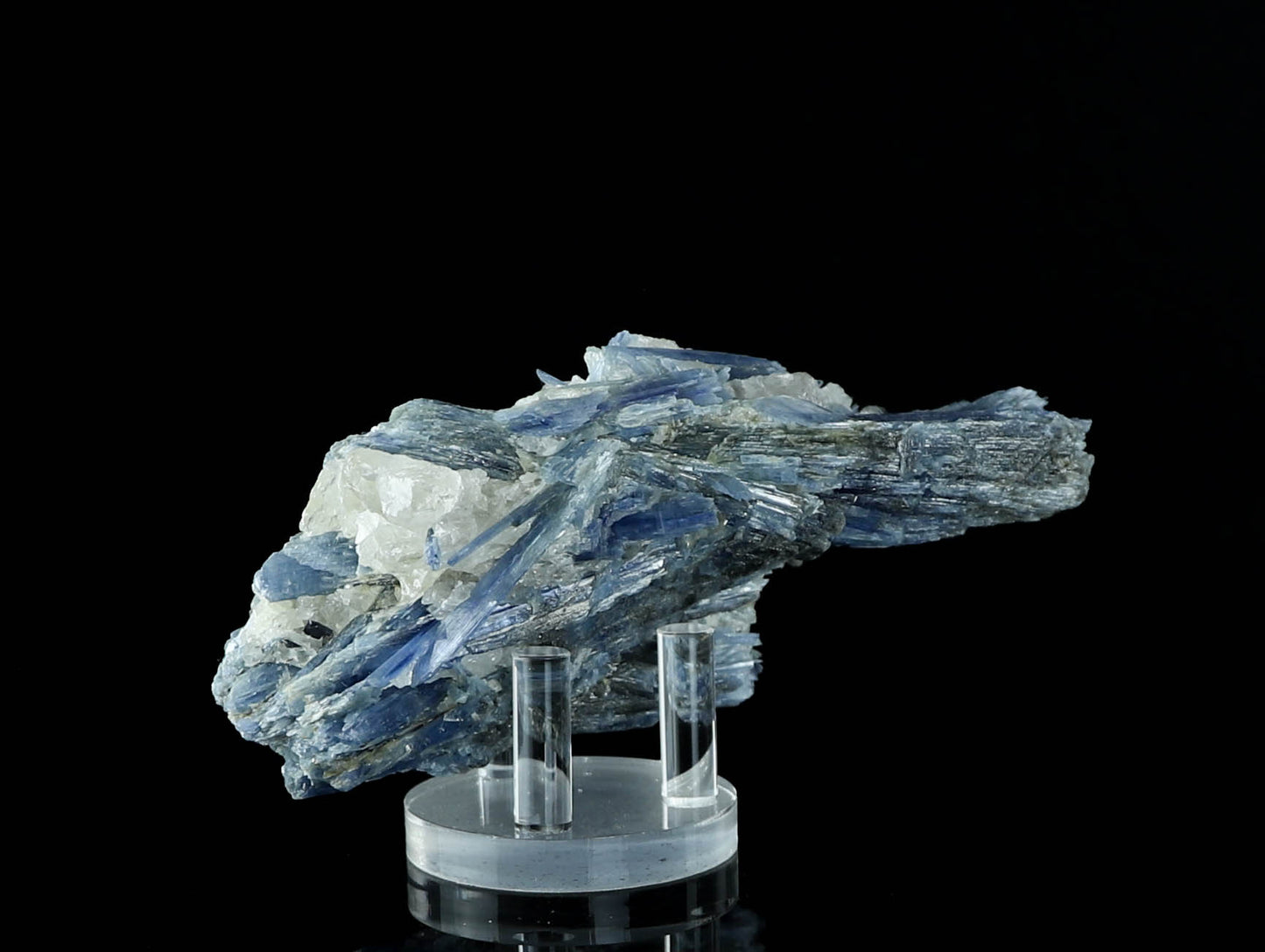 Cianita natural sobre cristal de cuarzo: energía curativa, tranquilidad y equilibrio