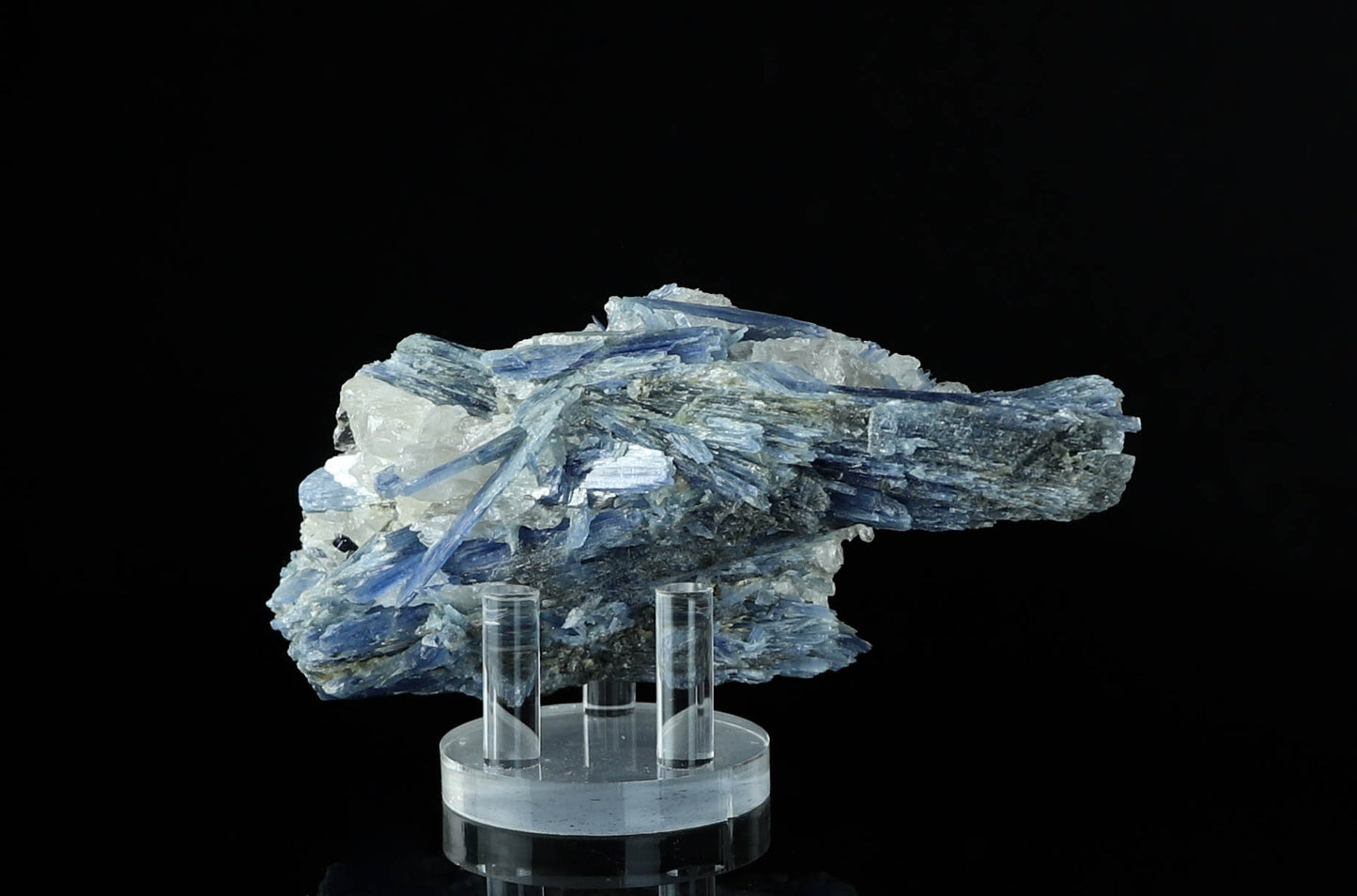 Cianita natural sobre cristal de cuarzo: energía curativa, tranquilidad y equilibrio