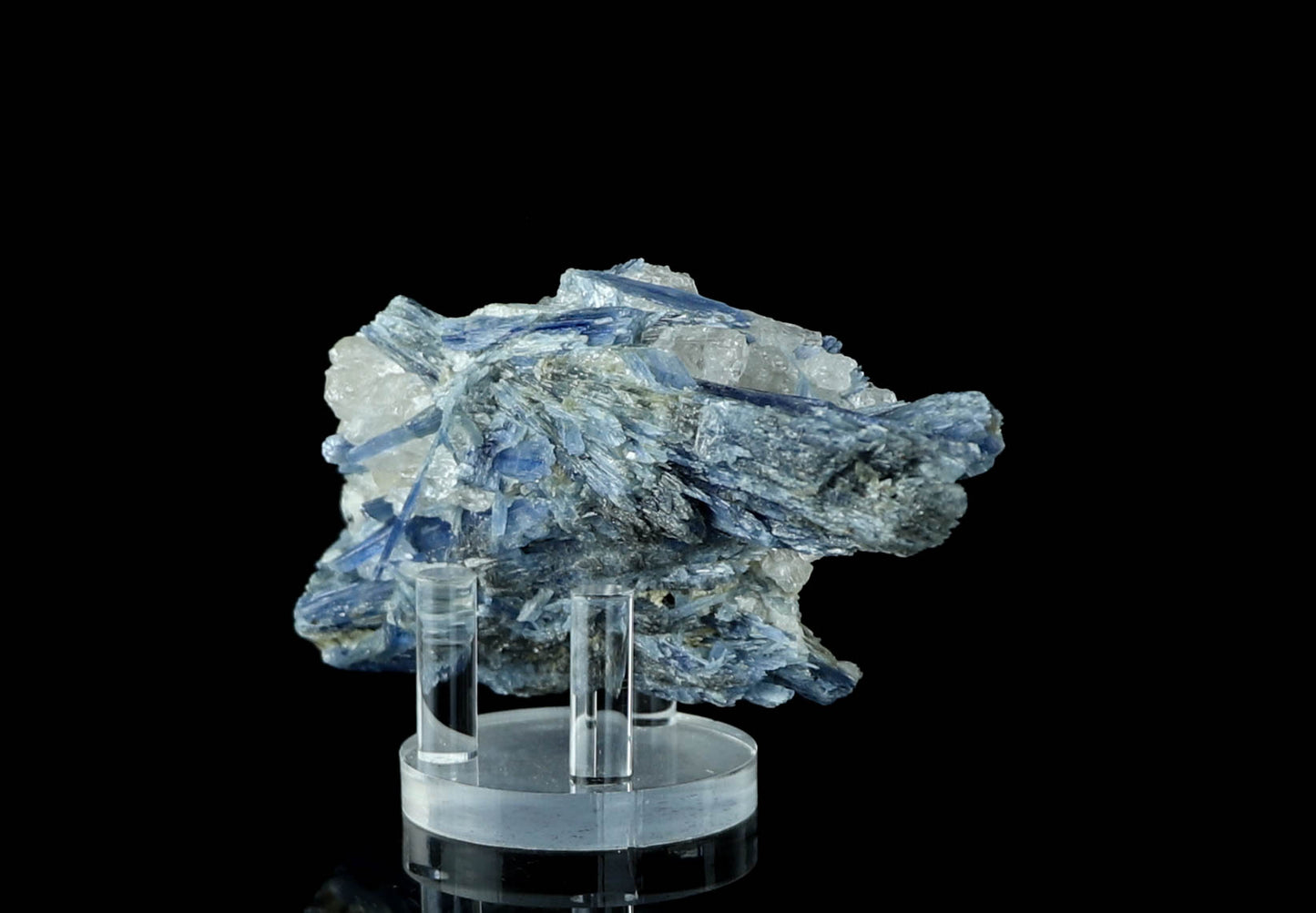 Cianita natural sobre cristal de cuarzo: energía curativa, tranquilidad y equilibrio