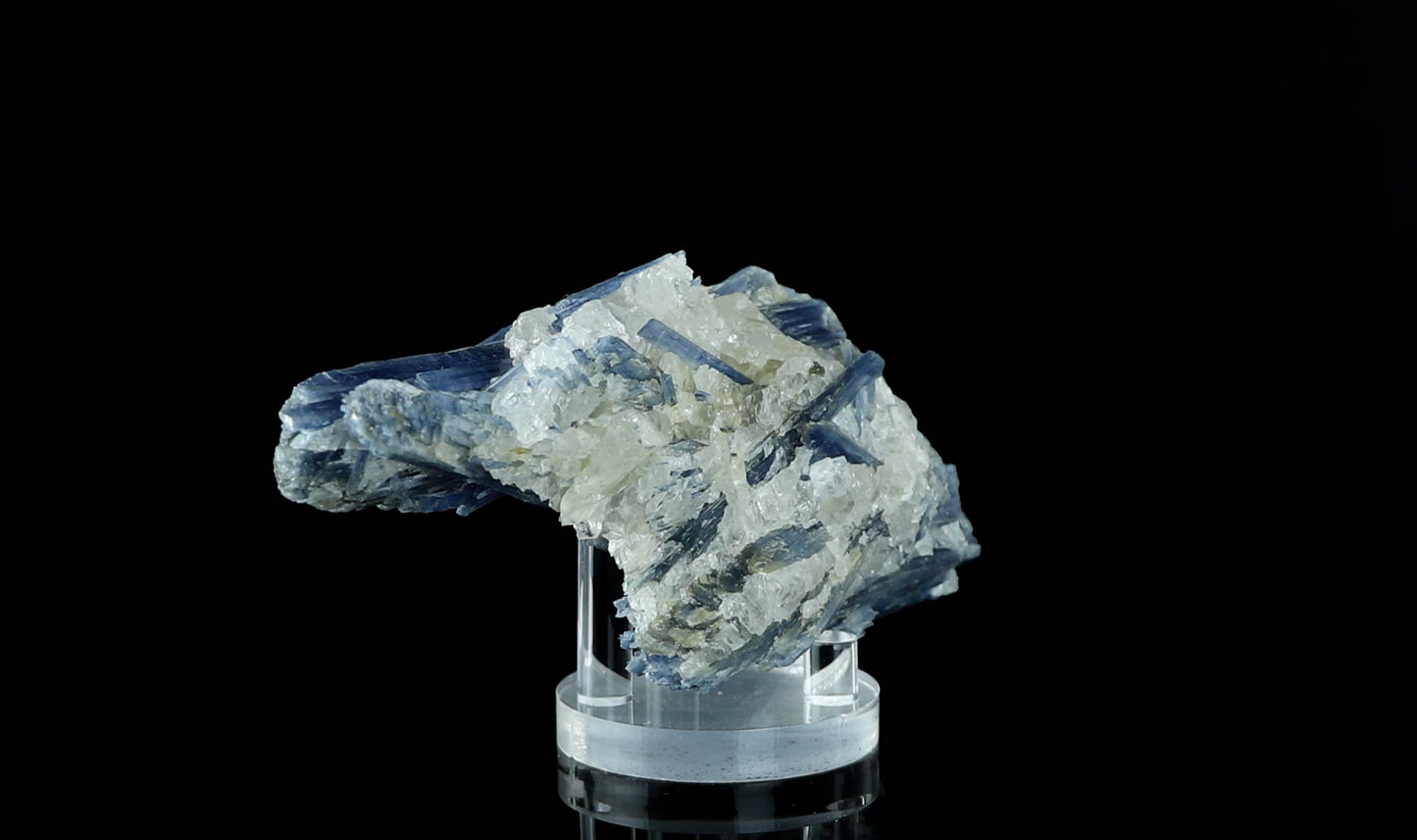Cianita natural sobre cristal de cuarzo: energía curativa, tranquilidad y equilibrio