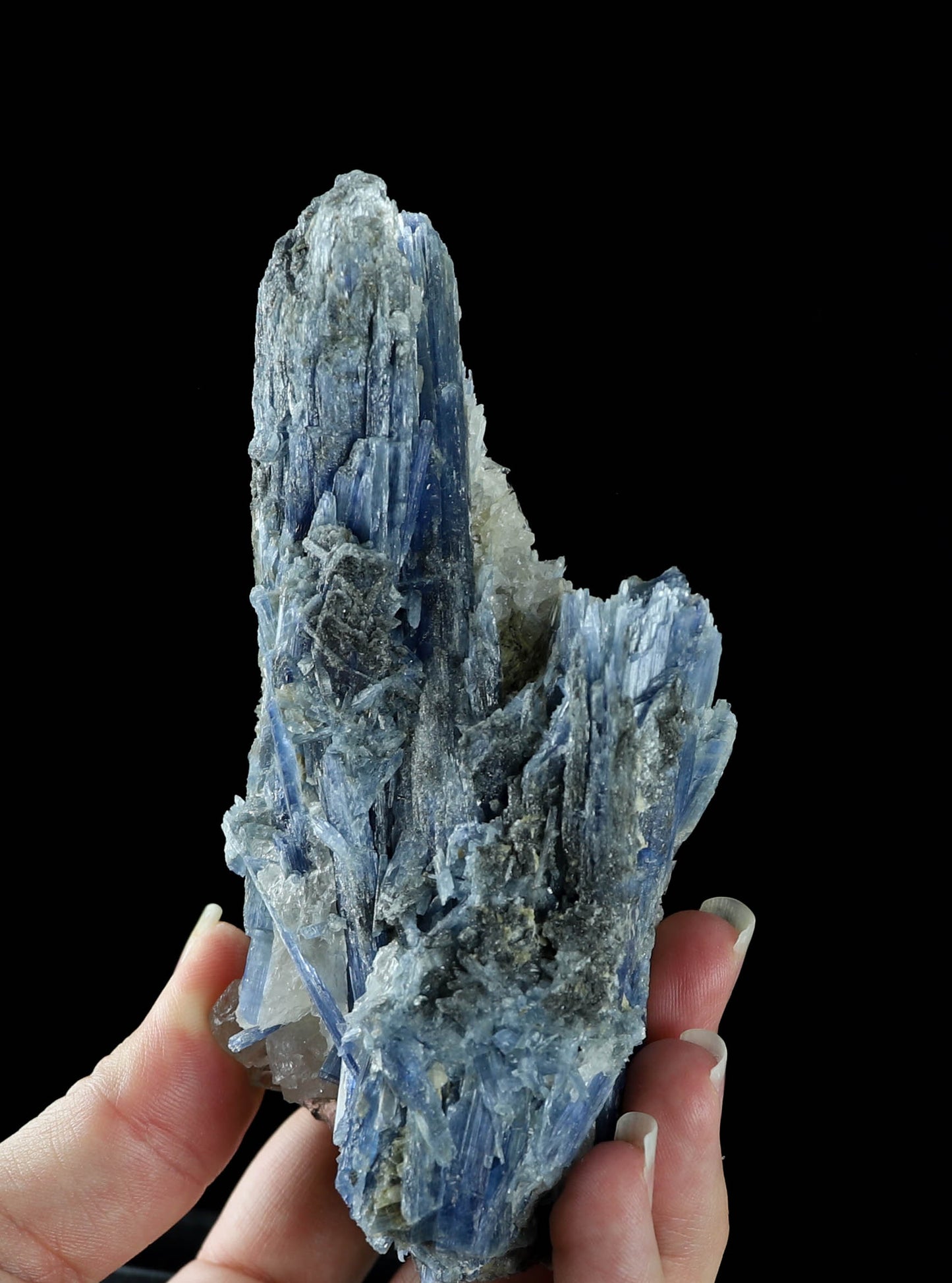 Cianita natural sobre cristal de cuarzo: energía curativa, tranquilidad y equilibrio