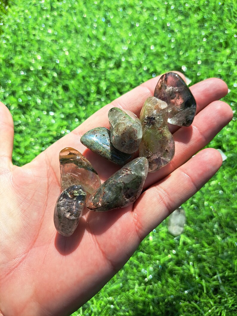 Elegante caída de cristal de cuarzo para jardín, perfecta para meditación y curación.