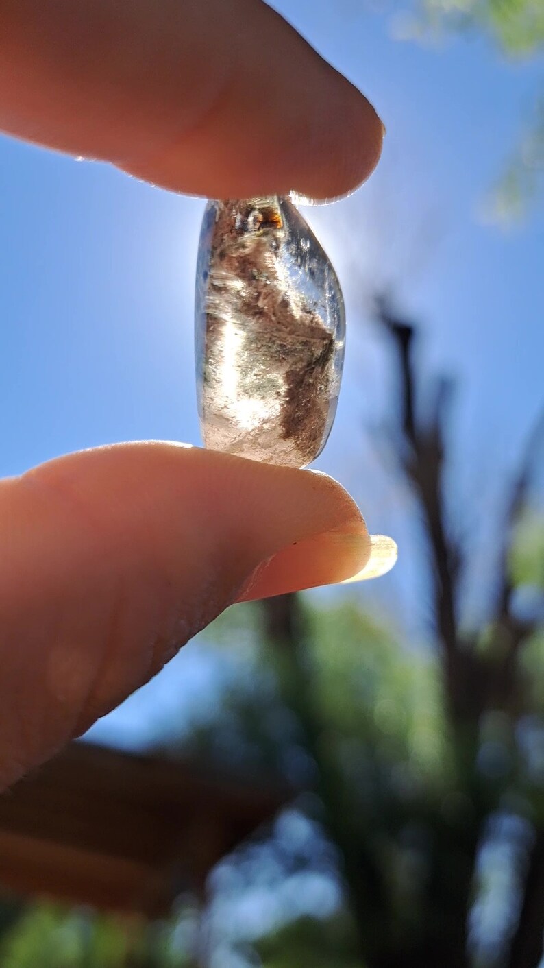 Elegante caída de cristal de cuarzo para jardín, perfecta para meditación y curación.