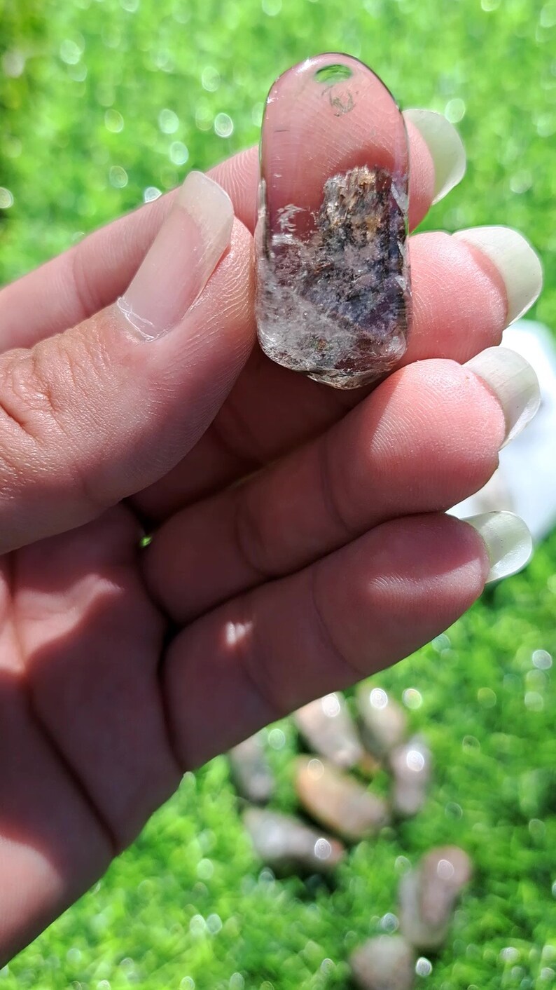 Elegante caída de cristal de cuarzo para jardín, perfecta para meditación y curación.