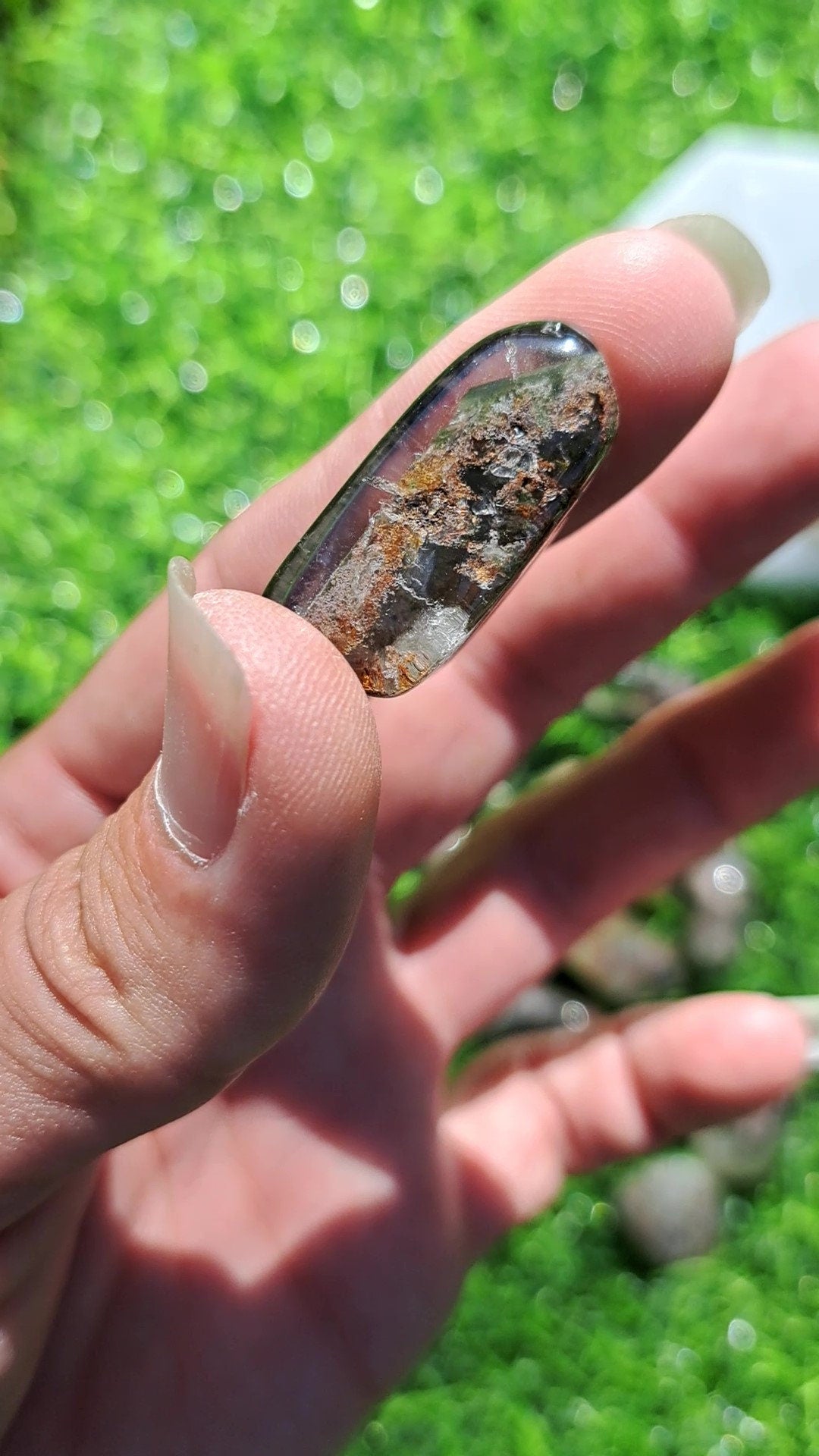 Elegante caída de cristal de cuarzo para jardín, perfecta para meditación y curación.