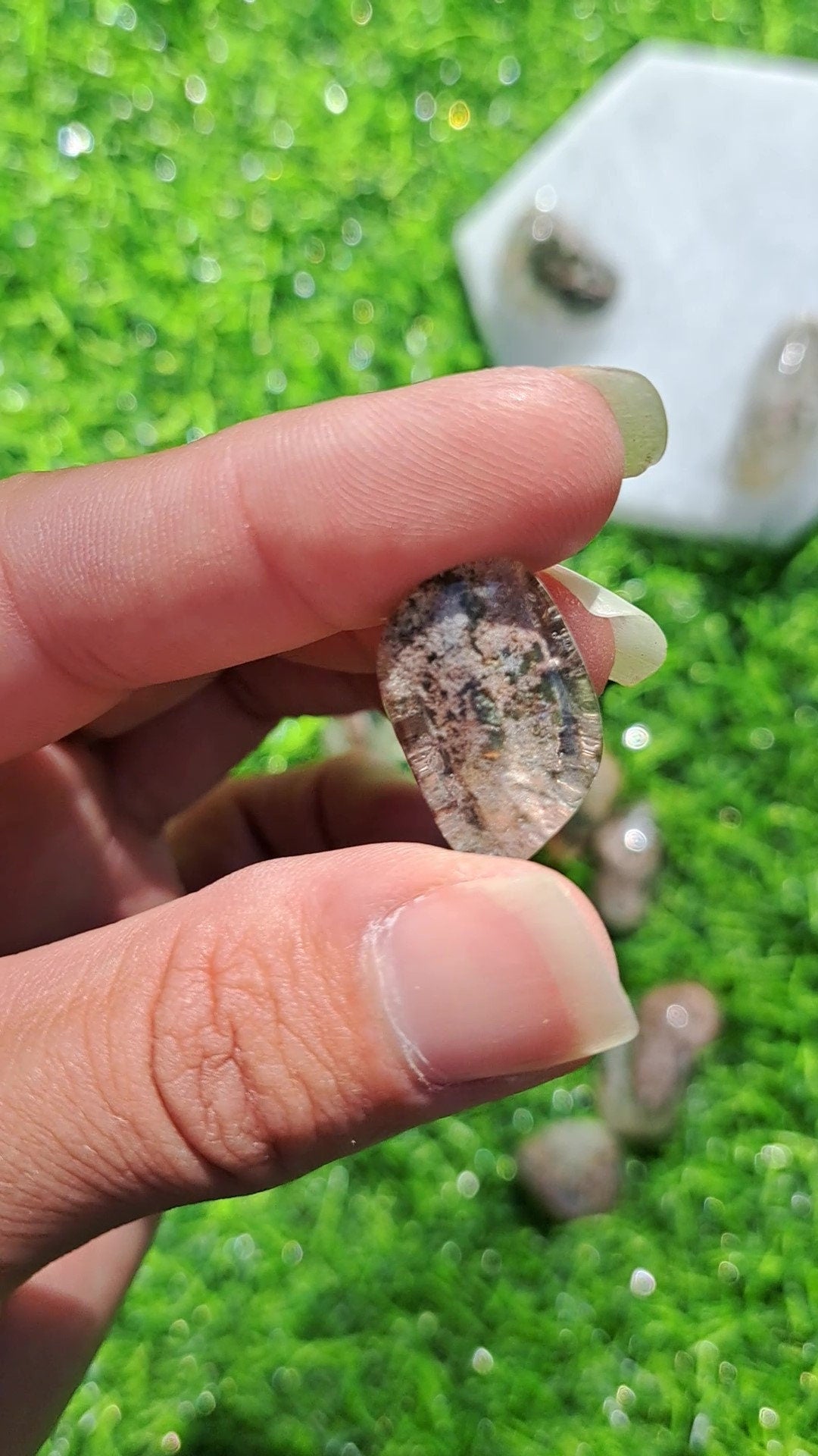Elegante caída de cristal de cuarzo para jardín, perfecta para meditación y curación.