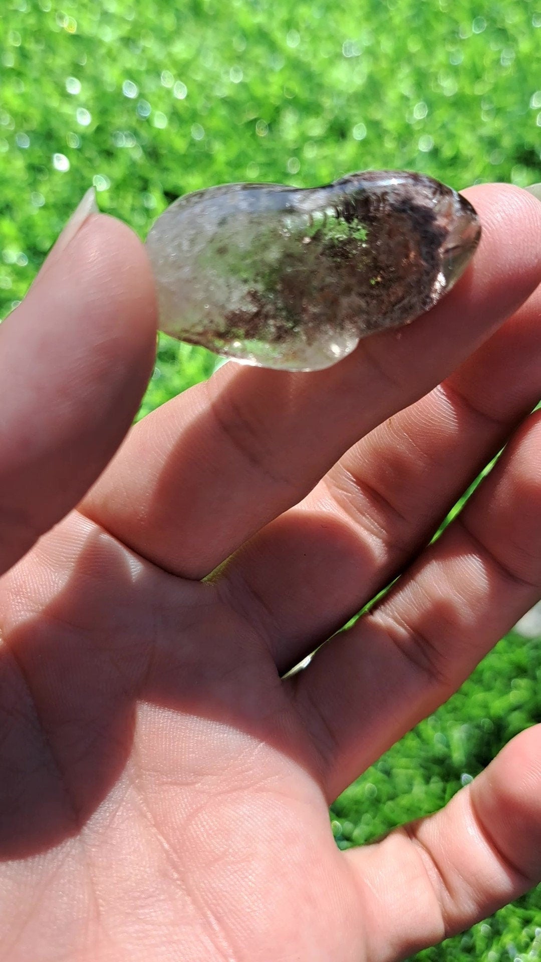 Elegante caída de cristal de cuarzo para jardín, perfecta para meditación y curación.