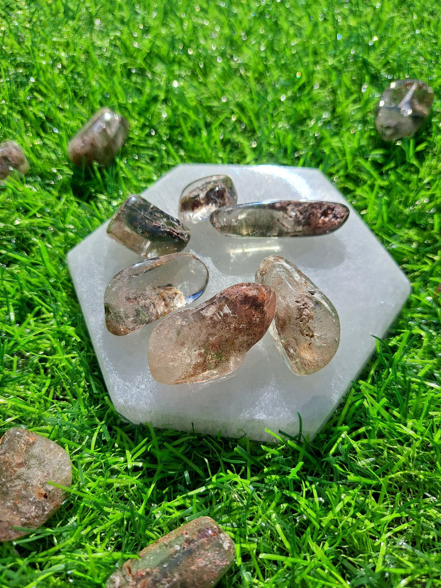 Elegante caída de cristal de cuarzo para jardín, perfecta para meditación y curación.