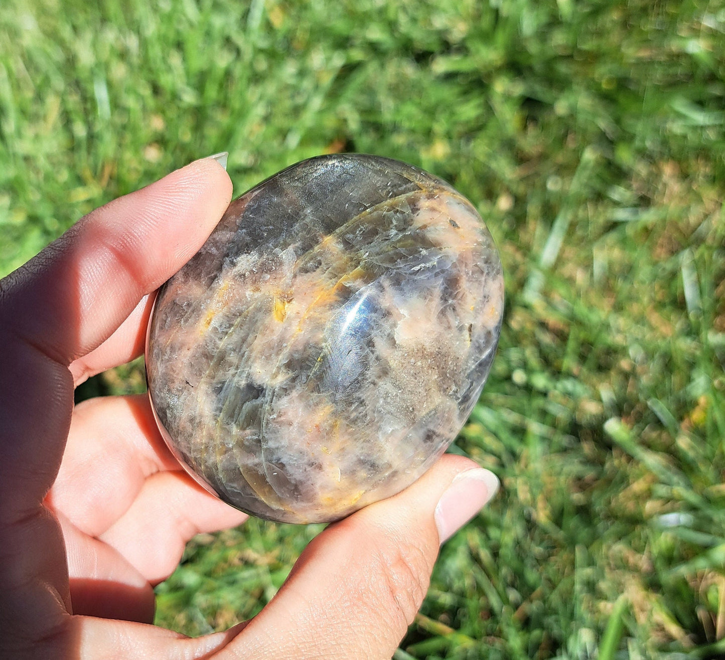 Piedra de palma de piedra lunar negra: intuición, protección y equilibrio energético