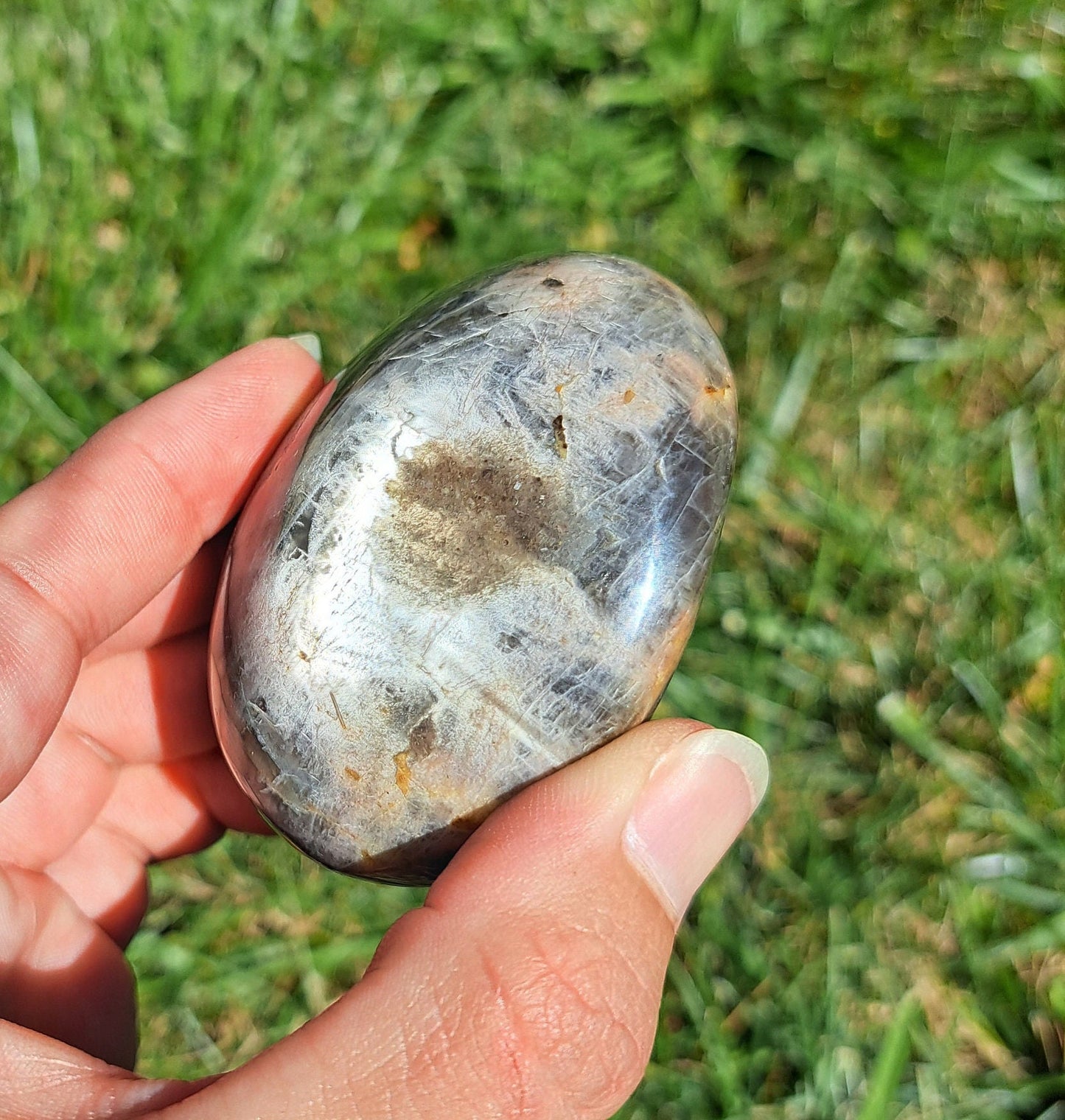 Piedra de palma de piedra lunar negra: intuición, protección y equilibrio energético