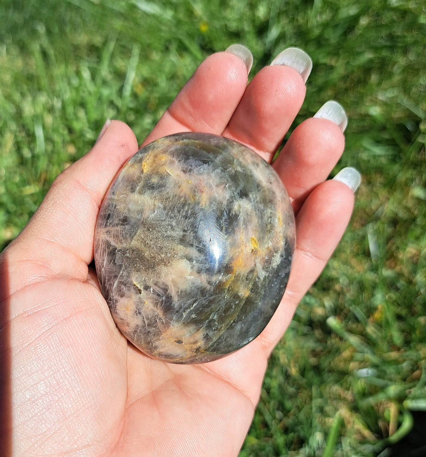 Piedra de palma de piedra lunar negra: intuición, protección y equilibrio energético